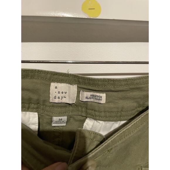 A New Day Womens Cropped Pants Green Flat Front Pockets Stretch 14 - Picture 3 of 7